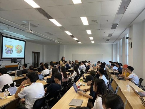 Mahasiswa di China sedang melaksanakan kegiatan perkuliahan di kelas
