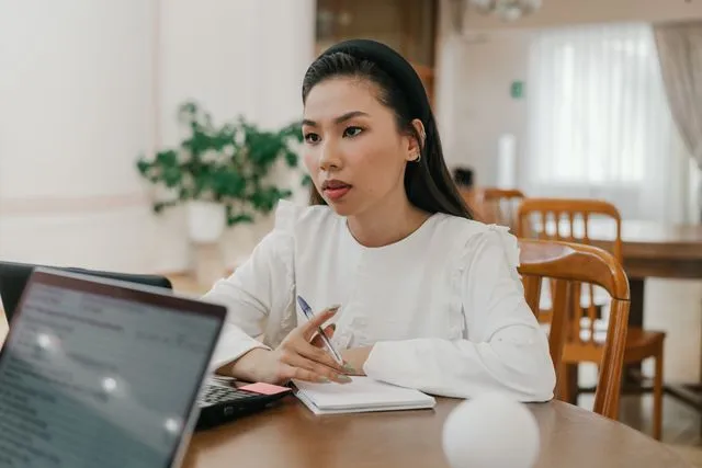 Business school applicant discussing GMAT Prep plan with eSTEP counselor